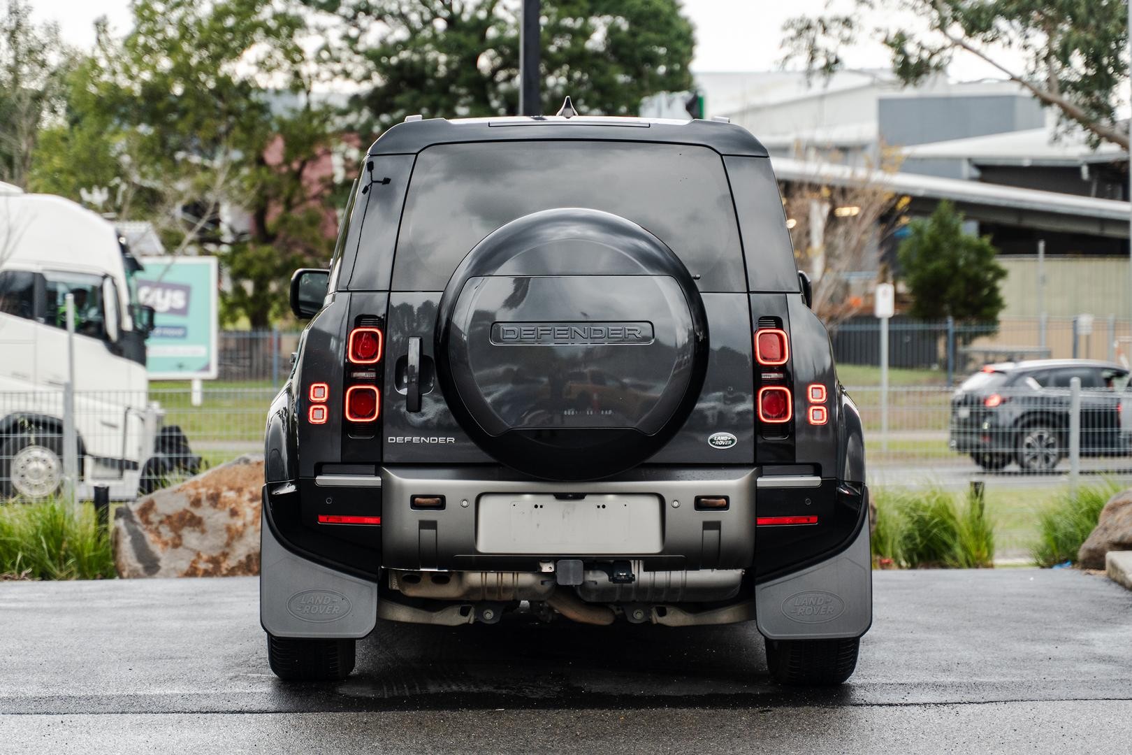 Land Rover Defender image 3