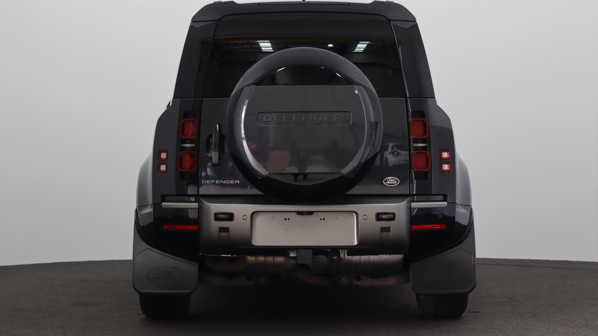 Land Rover Defender image 3