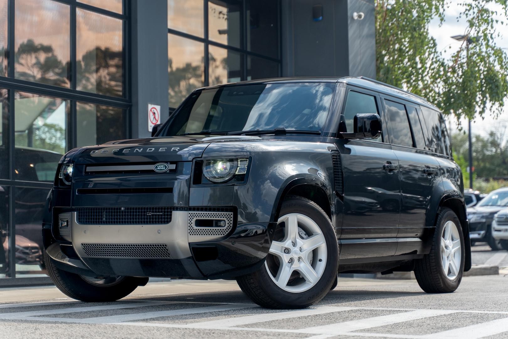 Land Rover Defender image 1