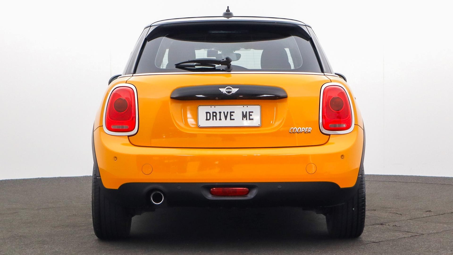 Mini Hatch image 3