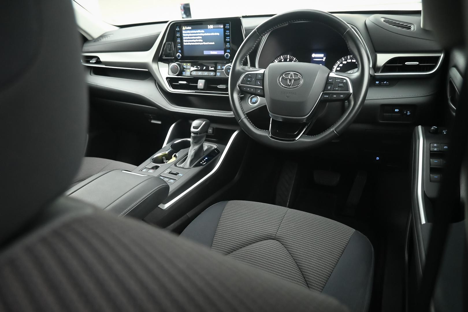 Toyota Kluger image 4