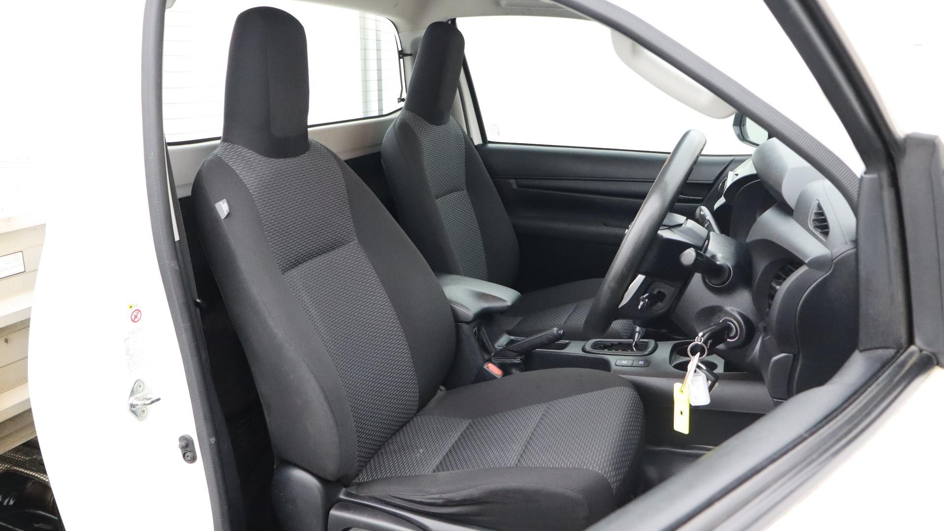 Toyota Hilux image 4