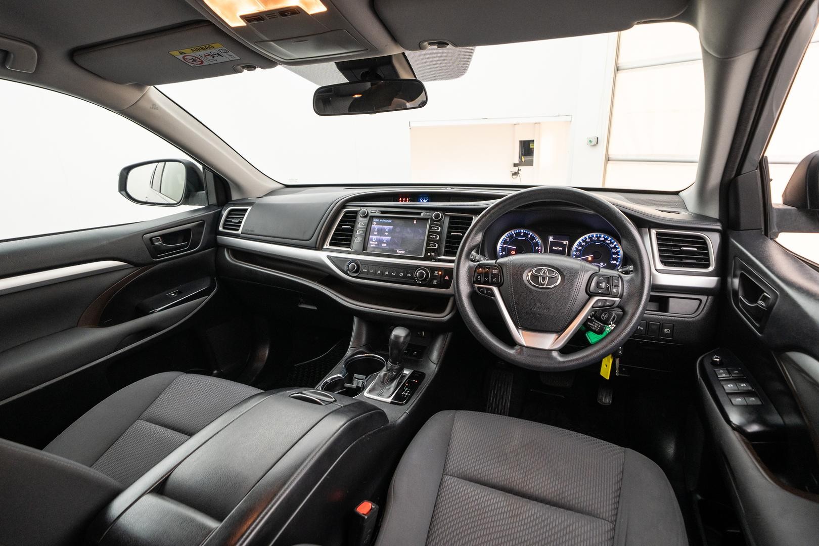 Toyota Kluger image 4