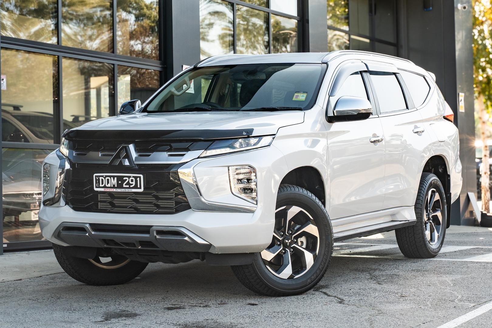 Mitsubishi Pajero Sport image 1