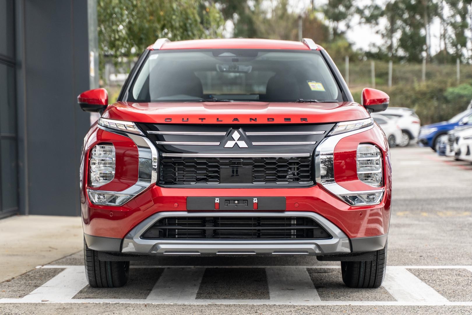 Mitsubishi Outlander image 2