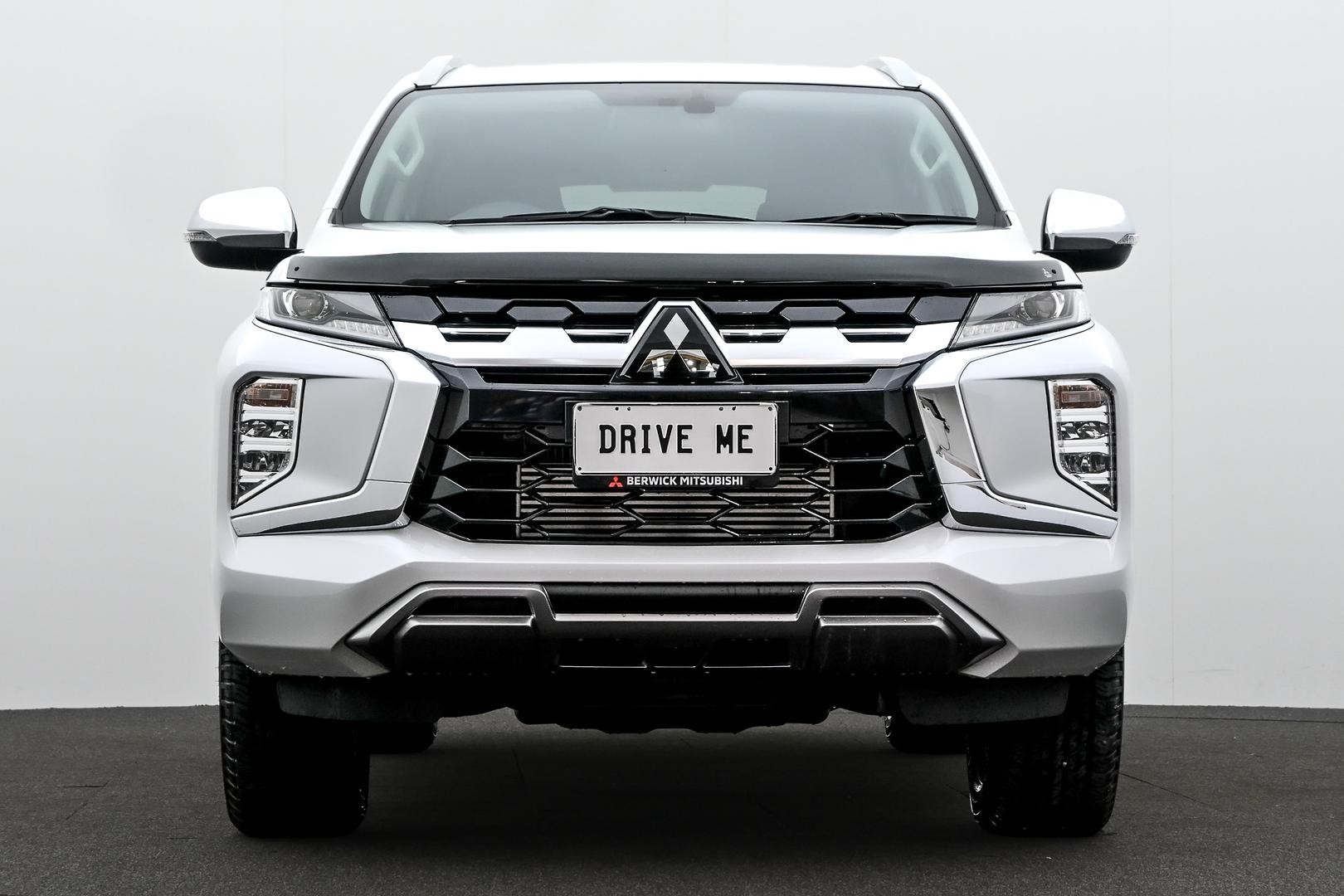 Mitsubishi Pajero Sport image 2