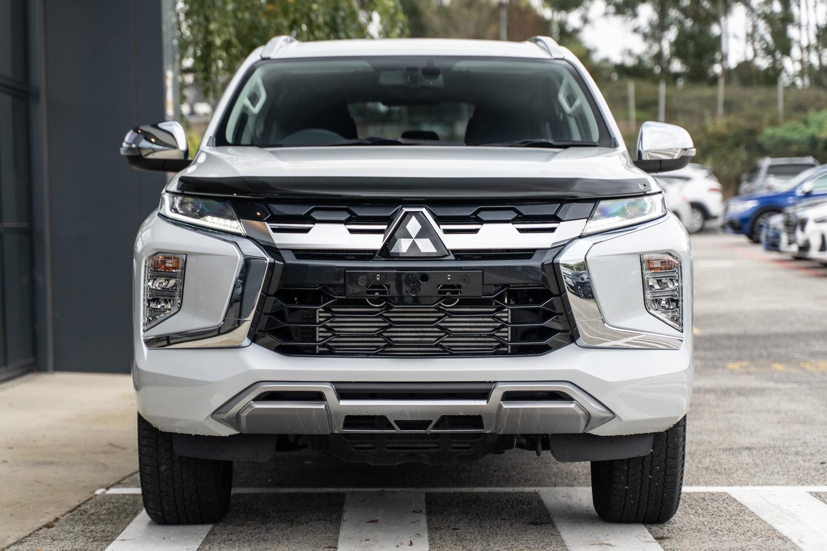 Mitsubishi Pajero Sport image 2