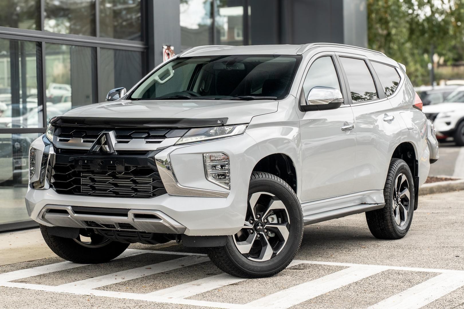 Mitsubishi Pajero Sport image 1