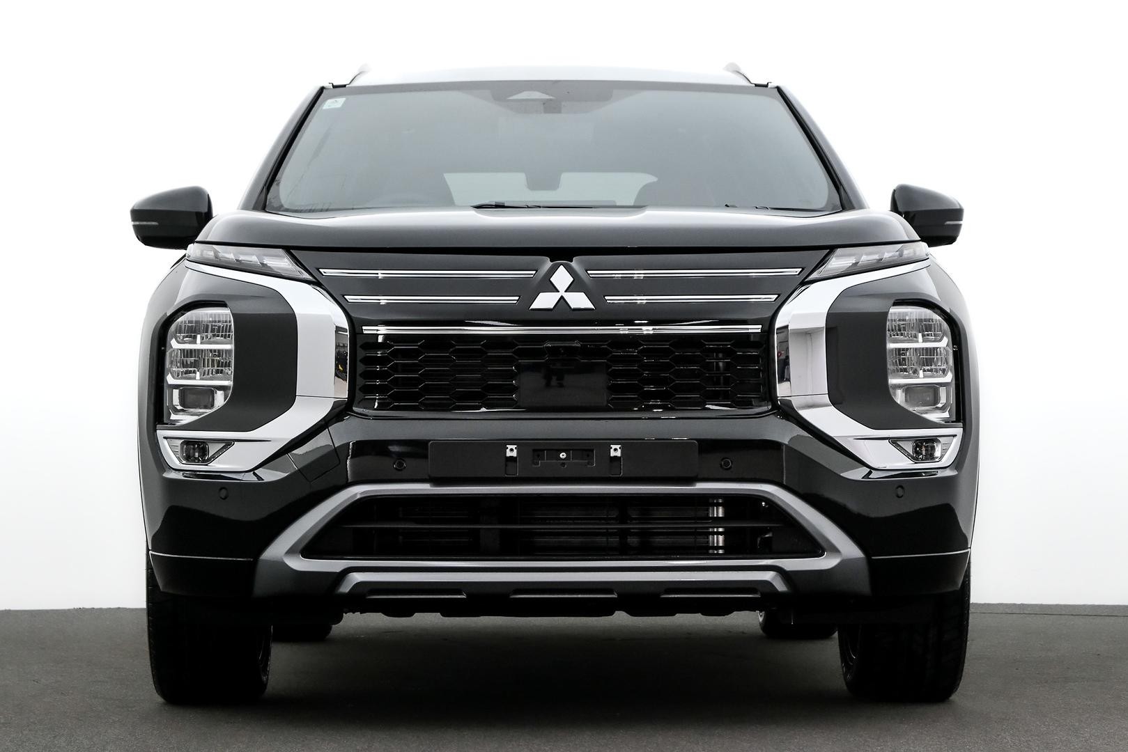 Mitsubishi Outlander image 2