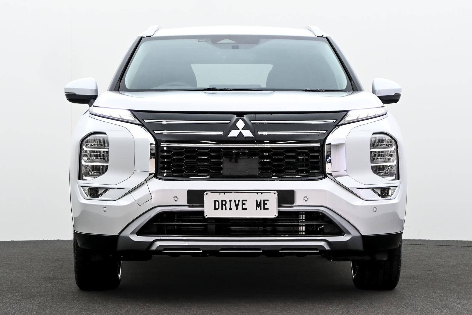 Mitsubishi Outlander image 2
