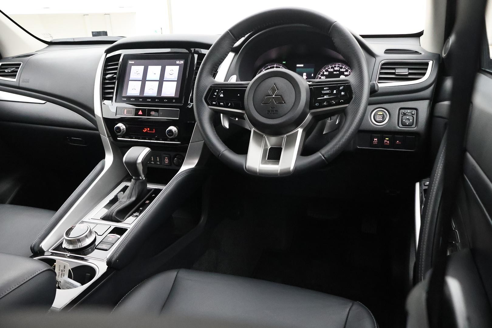 Mitsubishi Pajero Sport image 4