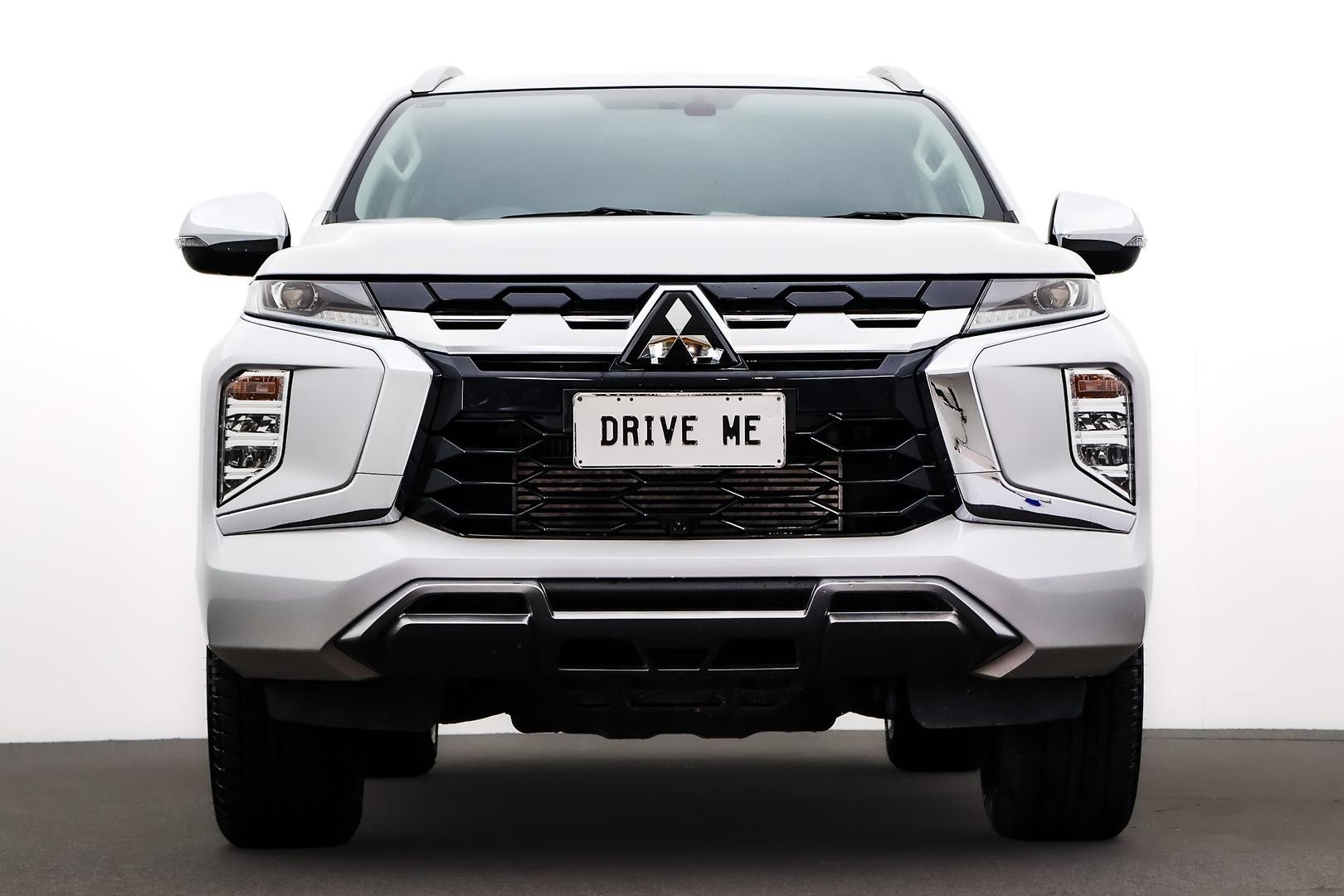 Mitsubishi Pajero Sport image 2