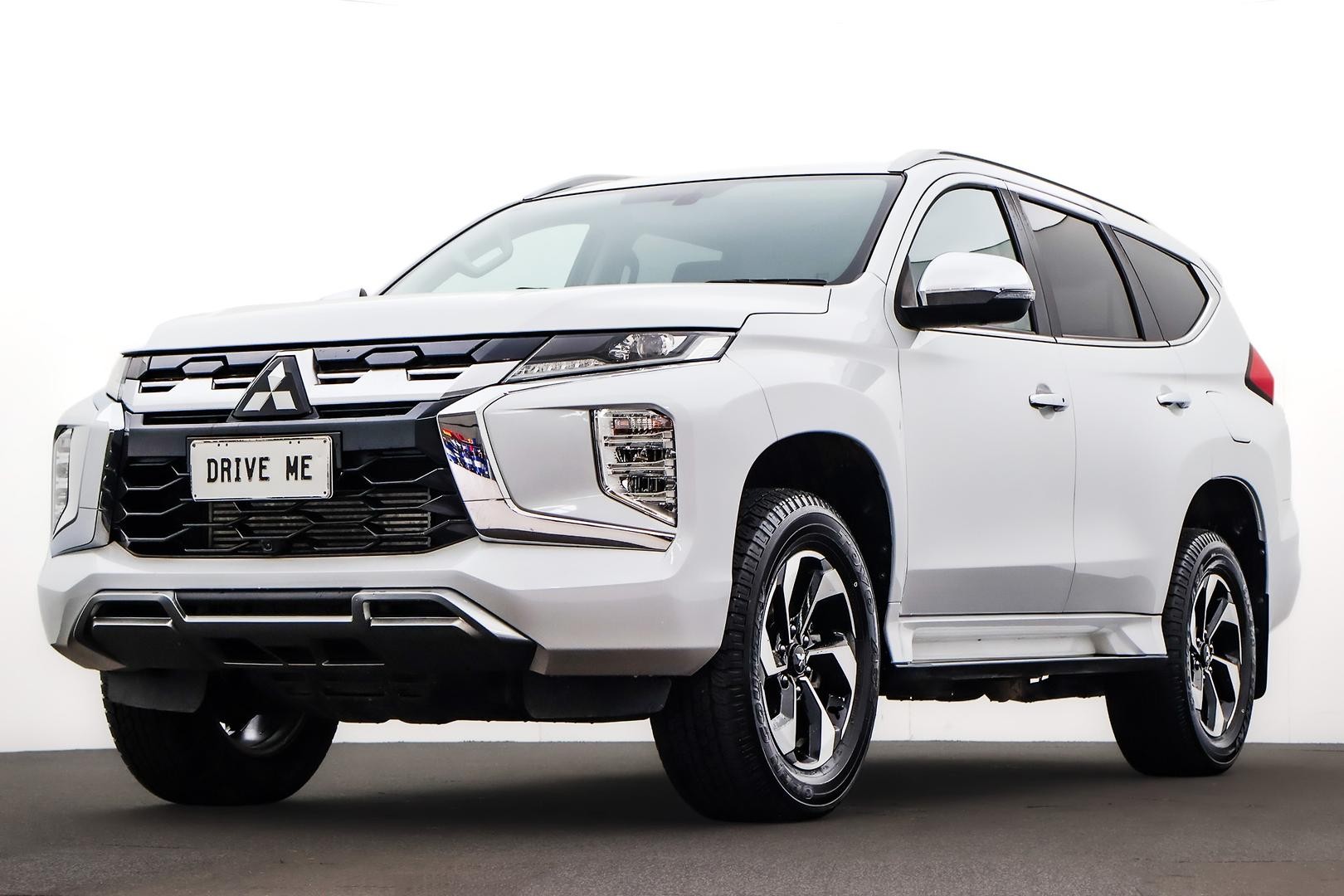Mitsubishi Pajero Sport image 1