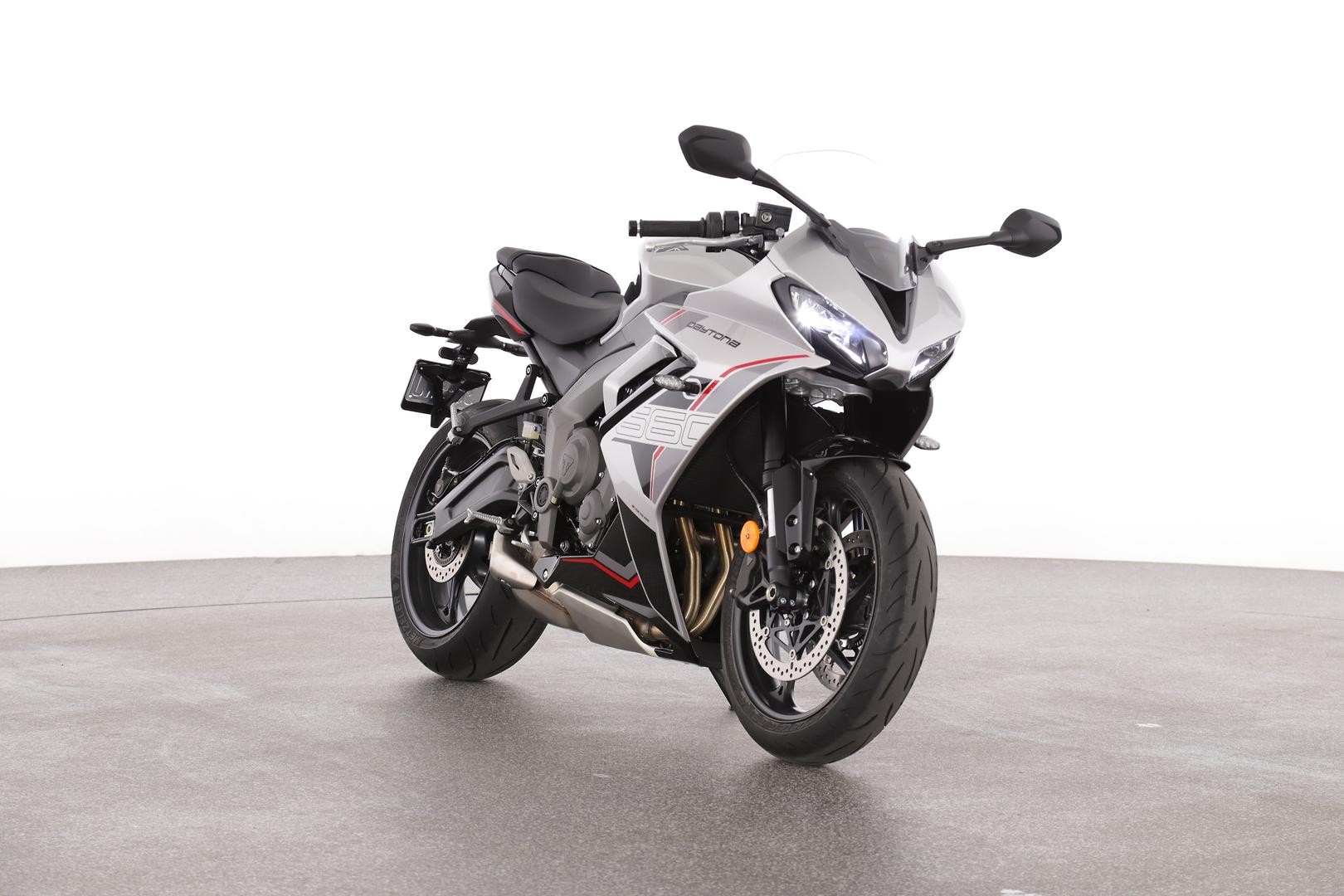 Triumph Daytona 660 image 2
