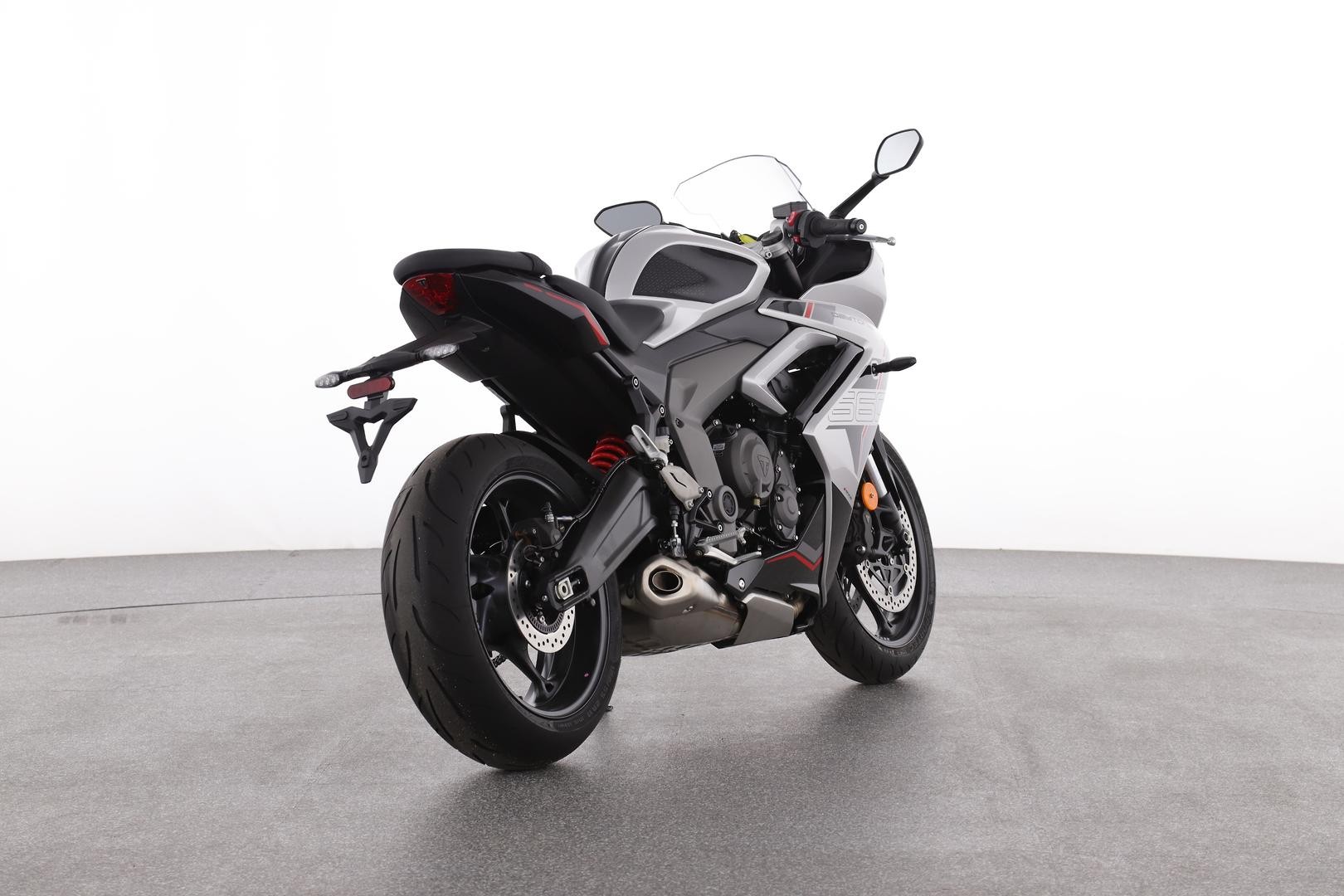 Triumph Daytona 660 Lams image 4