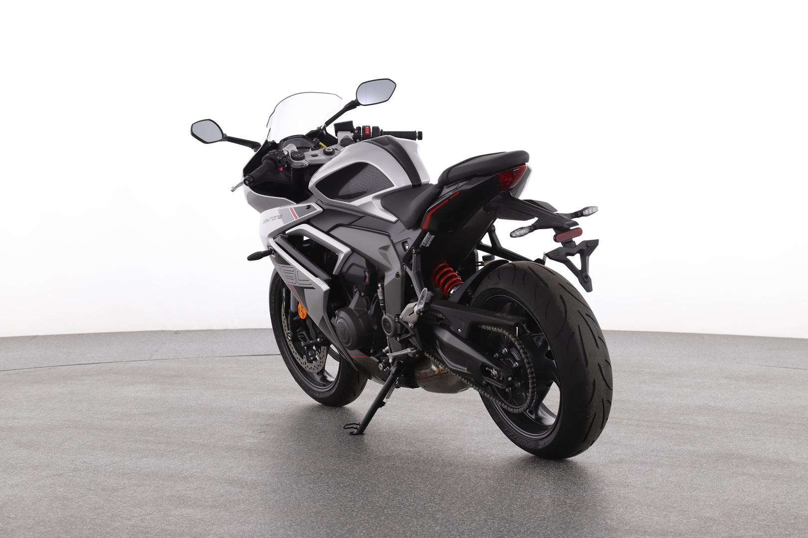 Triumph Daytona 660 Lams image 3
