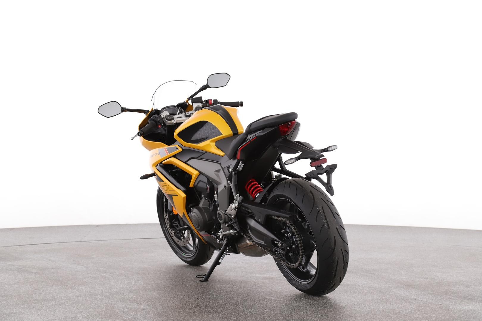 Triumph Daytona 660 image 3