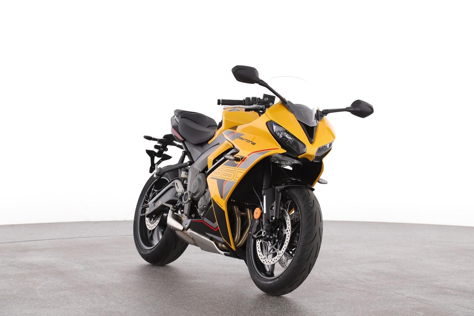 Triumph Daytona 660 image 2