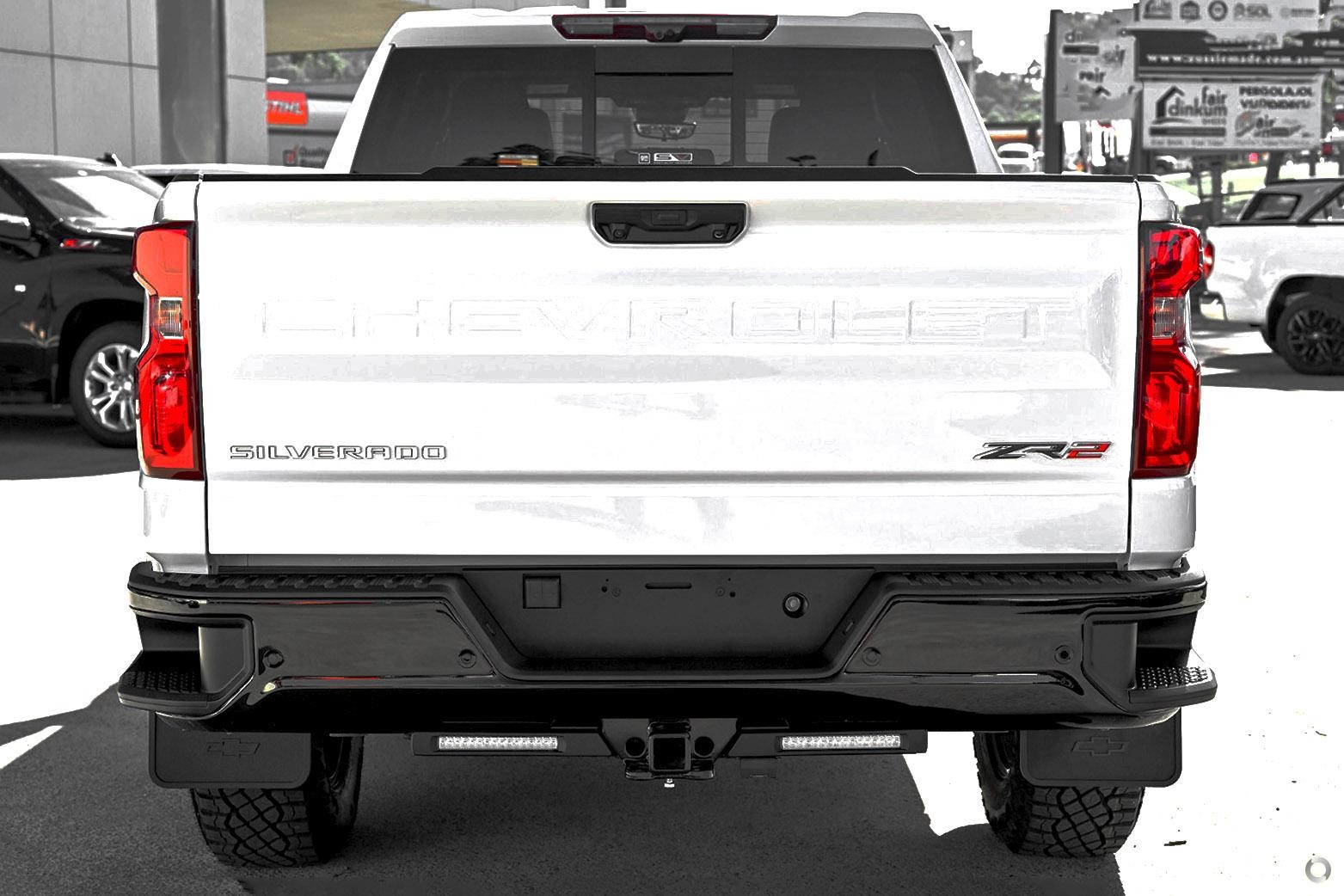 Chevrolet Silverado image 3