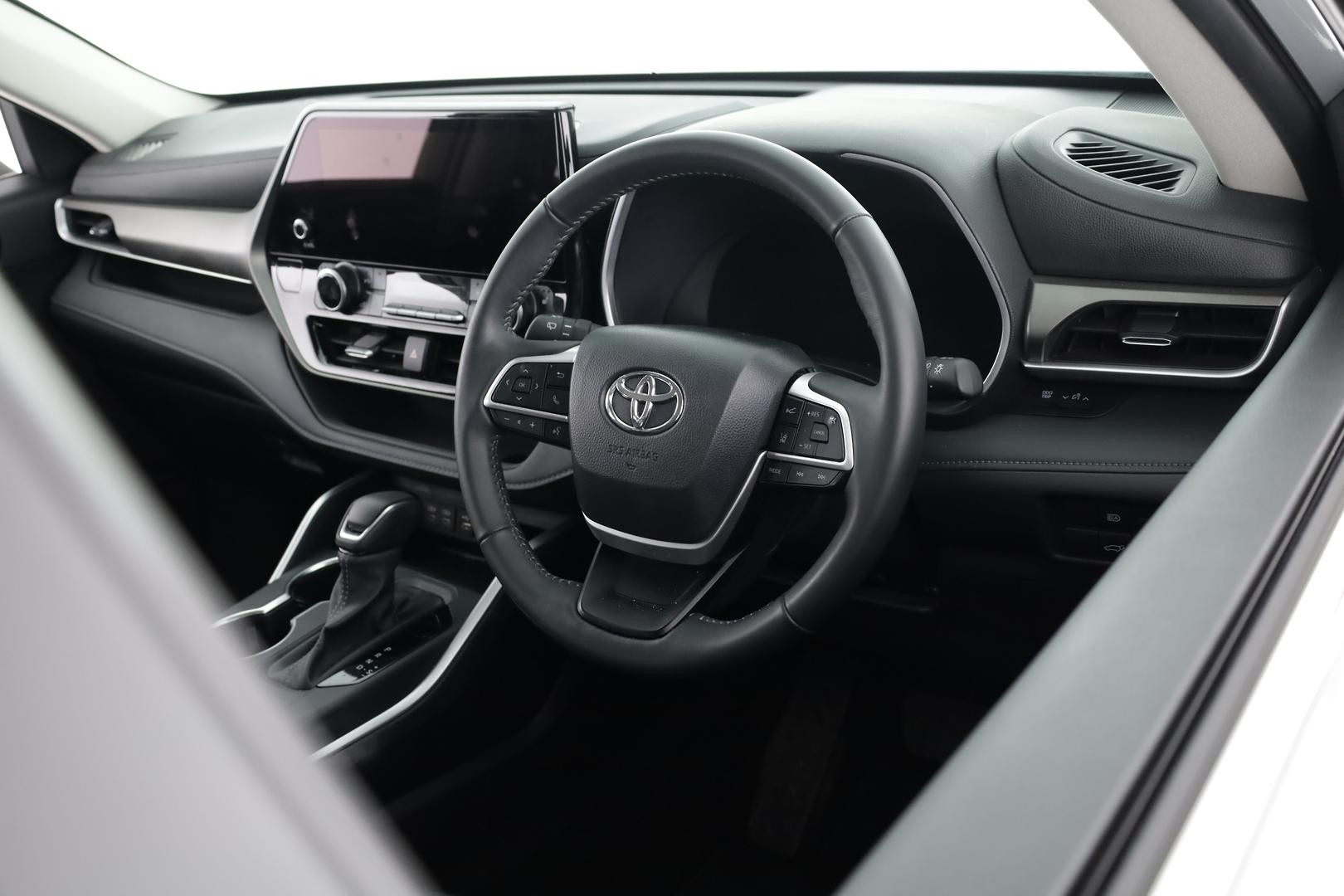 Toyota Kluger image 4