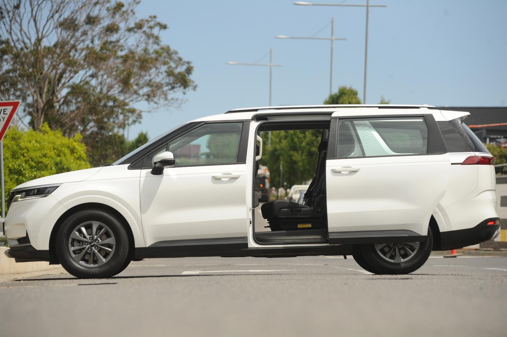 Kia Carnival image 2