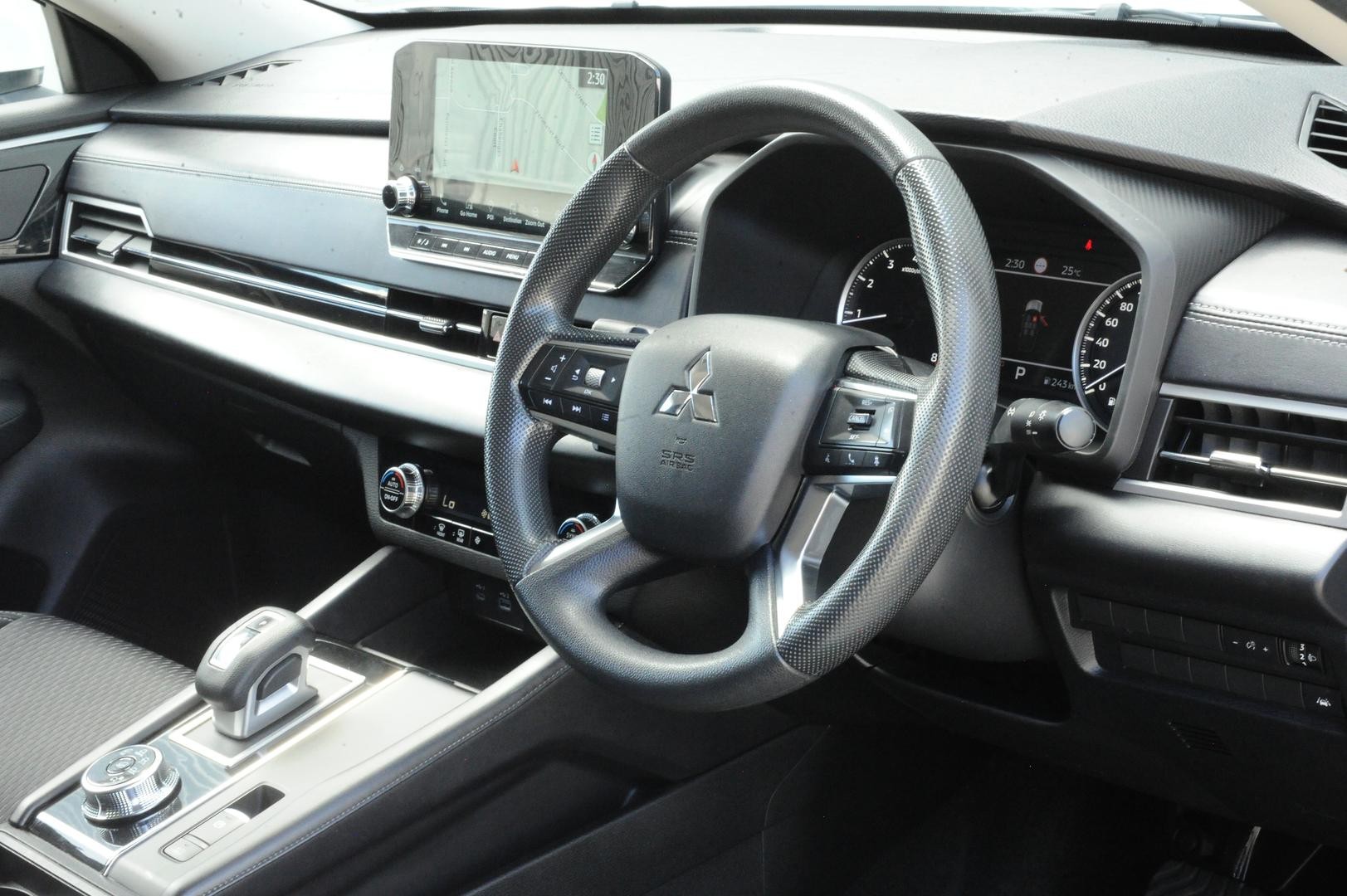 Mitsubishi Outlander image 2