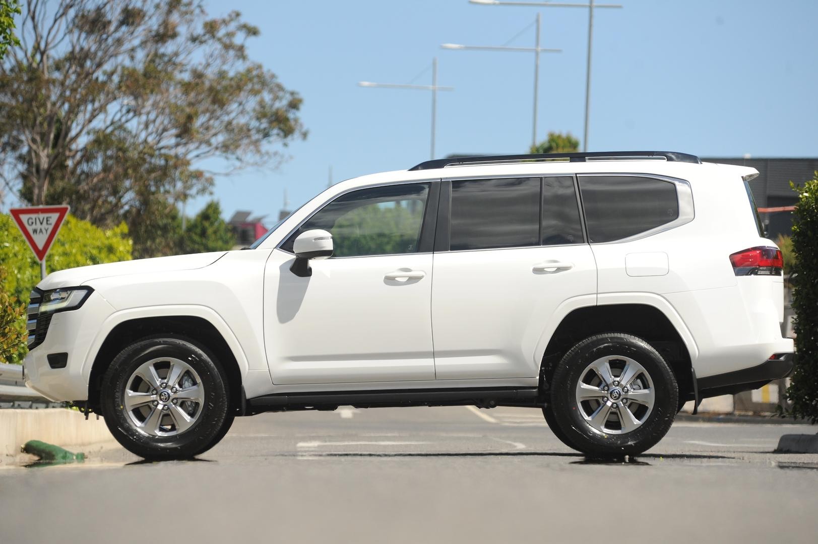 Toyota Landcruiser image 2