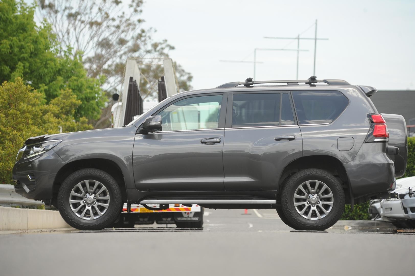 Toyota Landcruiser Prado image 2