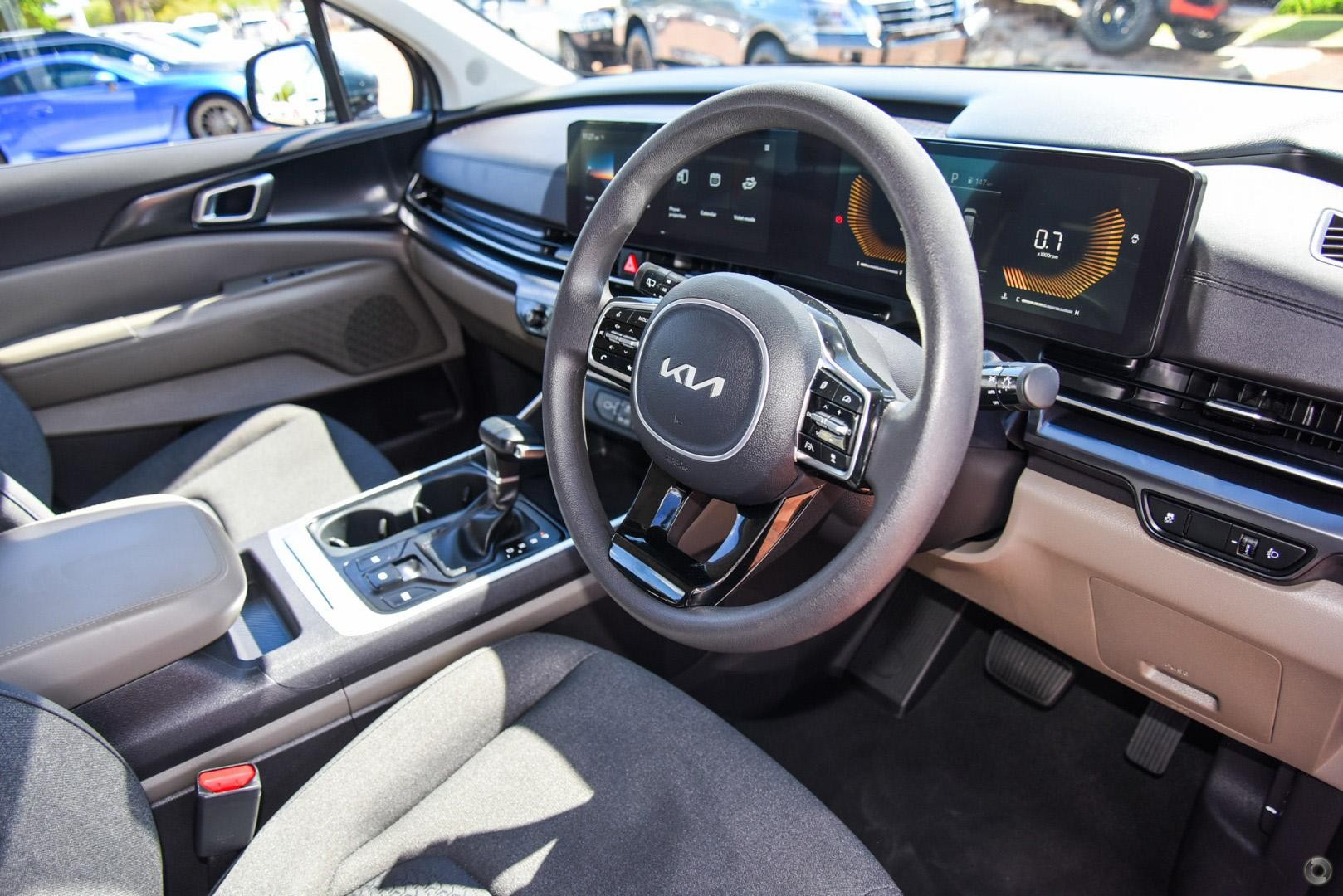 Kia Carnival image 4