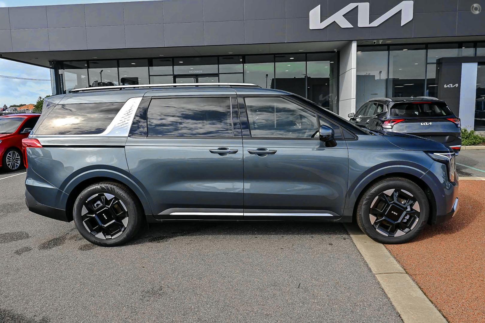 Kia Carnival image 2