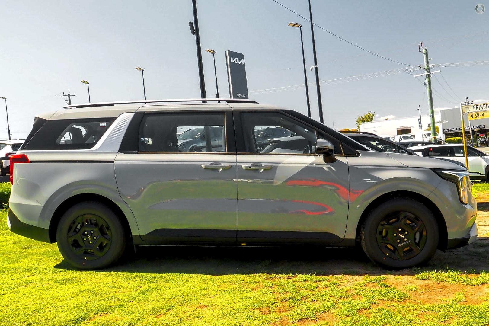Kia Carnival image 1
