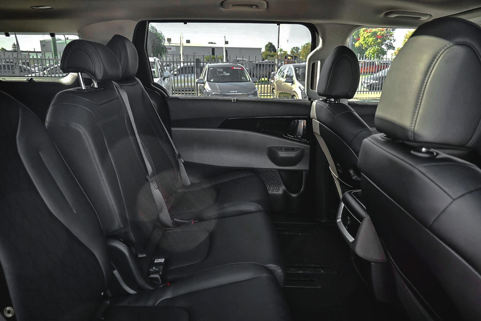 Kia Carnival image 4