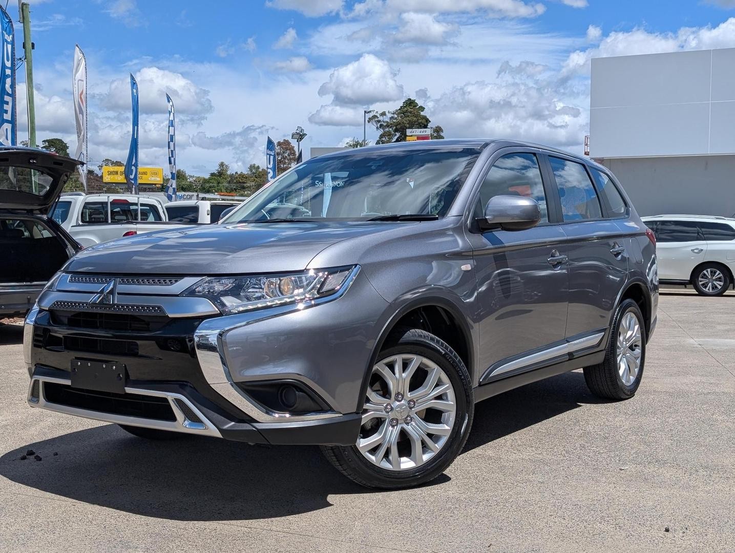 Mitsubishi Outlander image 2