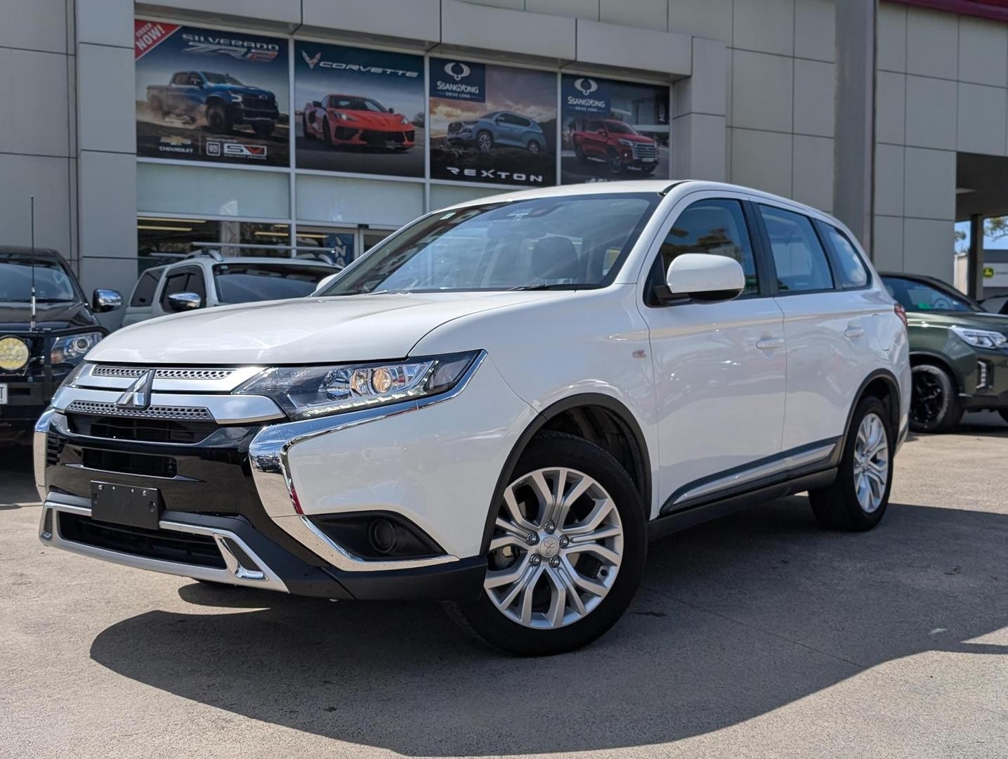 Mitsubishi Outlander image 2