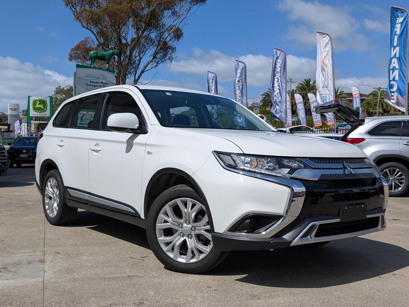 Mitsubishi Outlander image 1