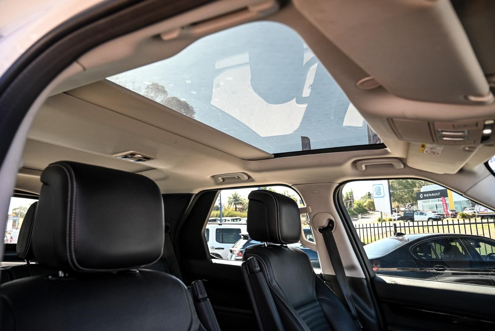 Land Rover Discovery image 2
