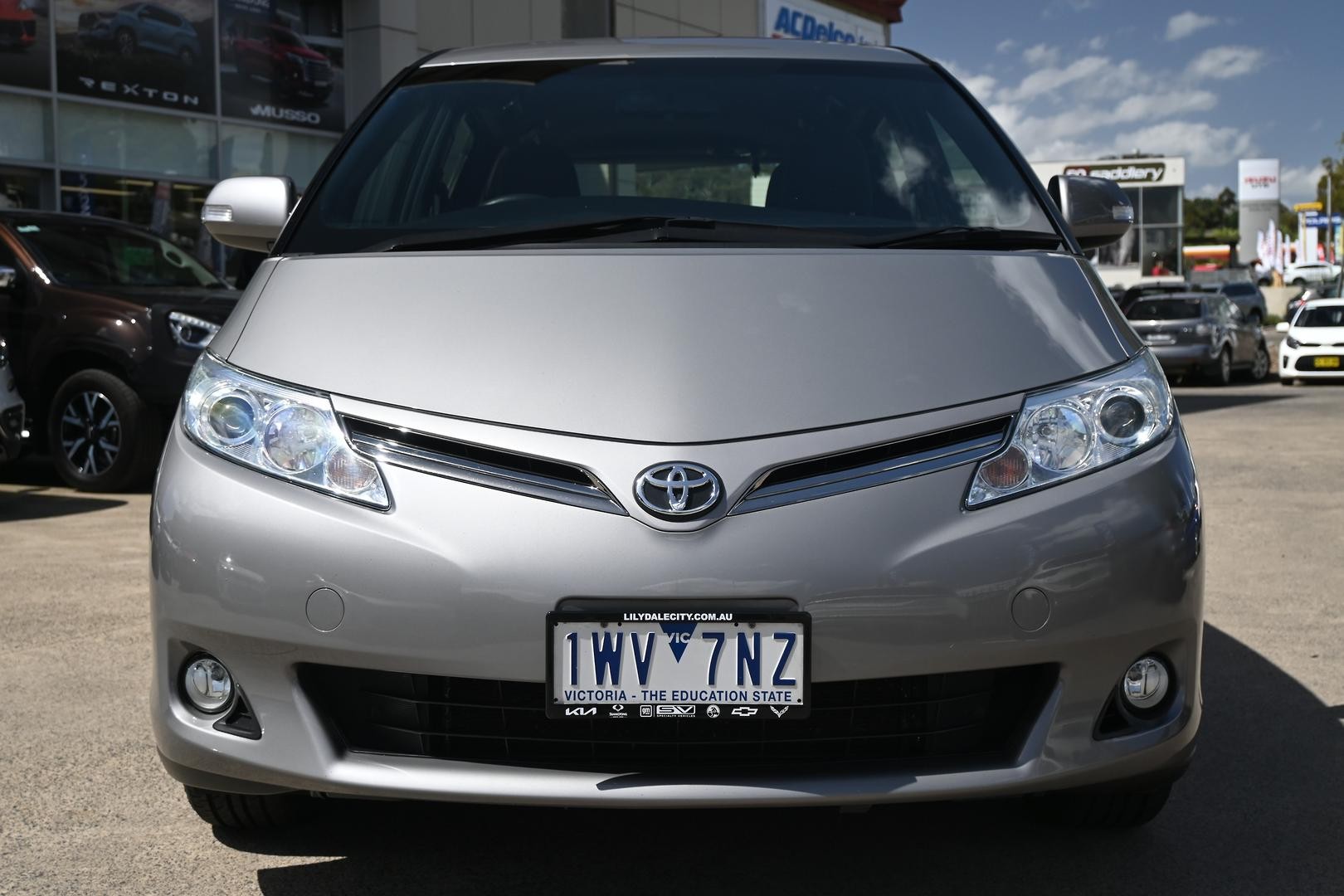 Toyota Tarago image 2