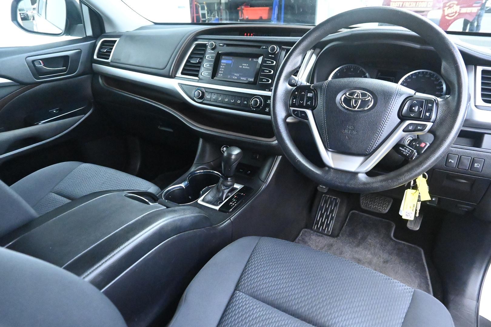 Toyota Kluger image 4