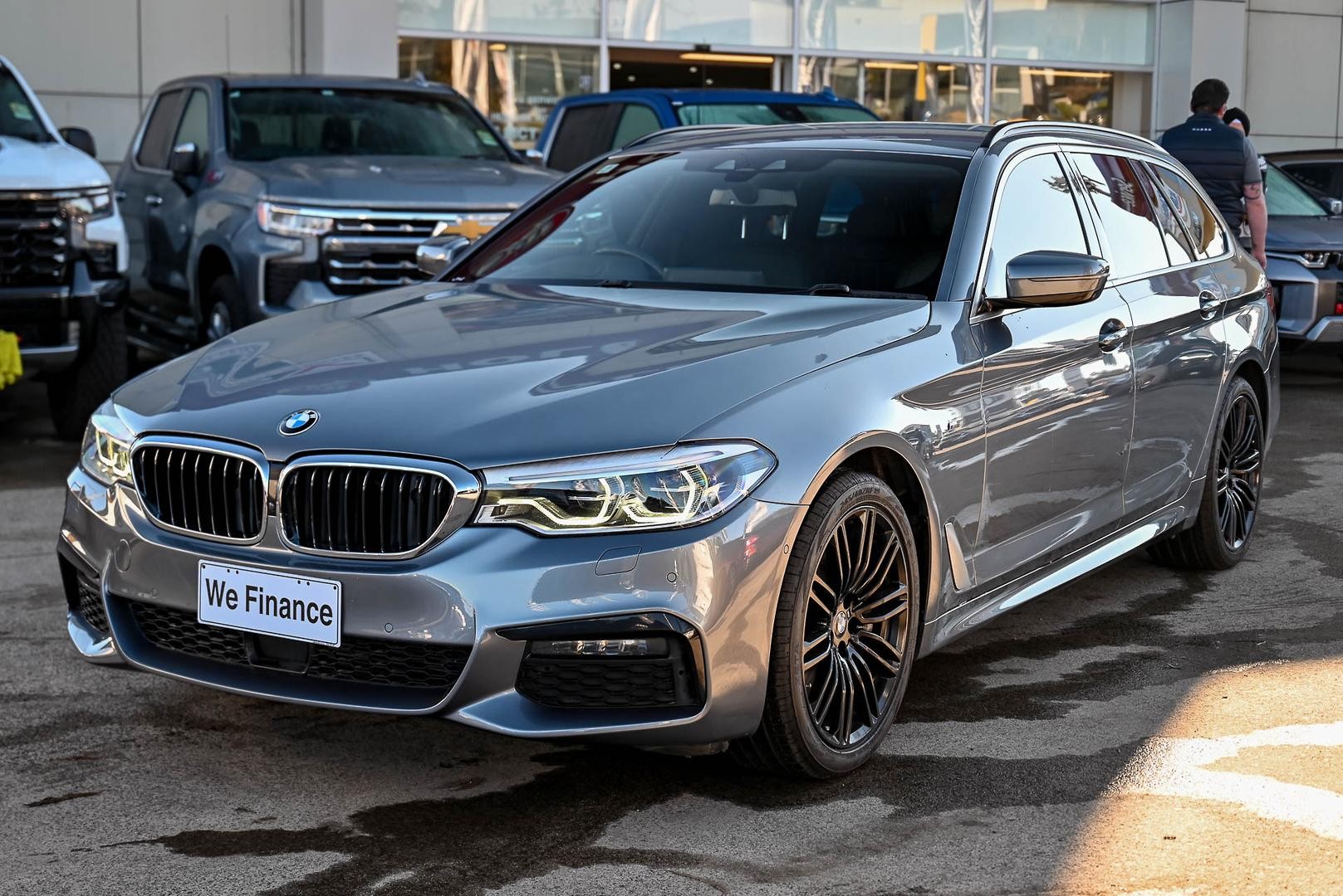 BMW 5 Series image 3