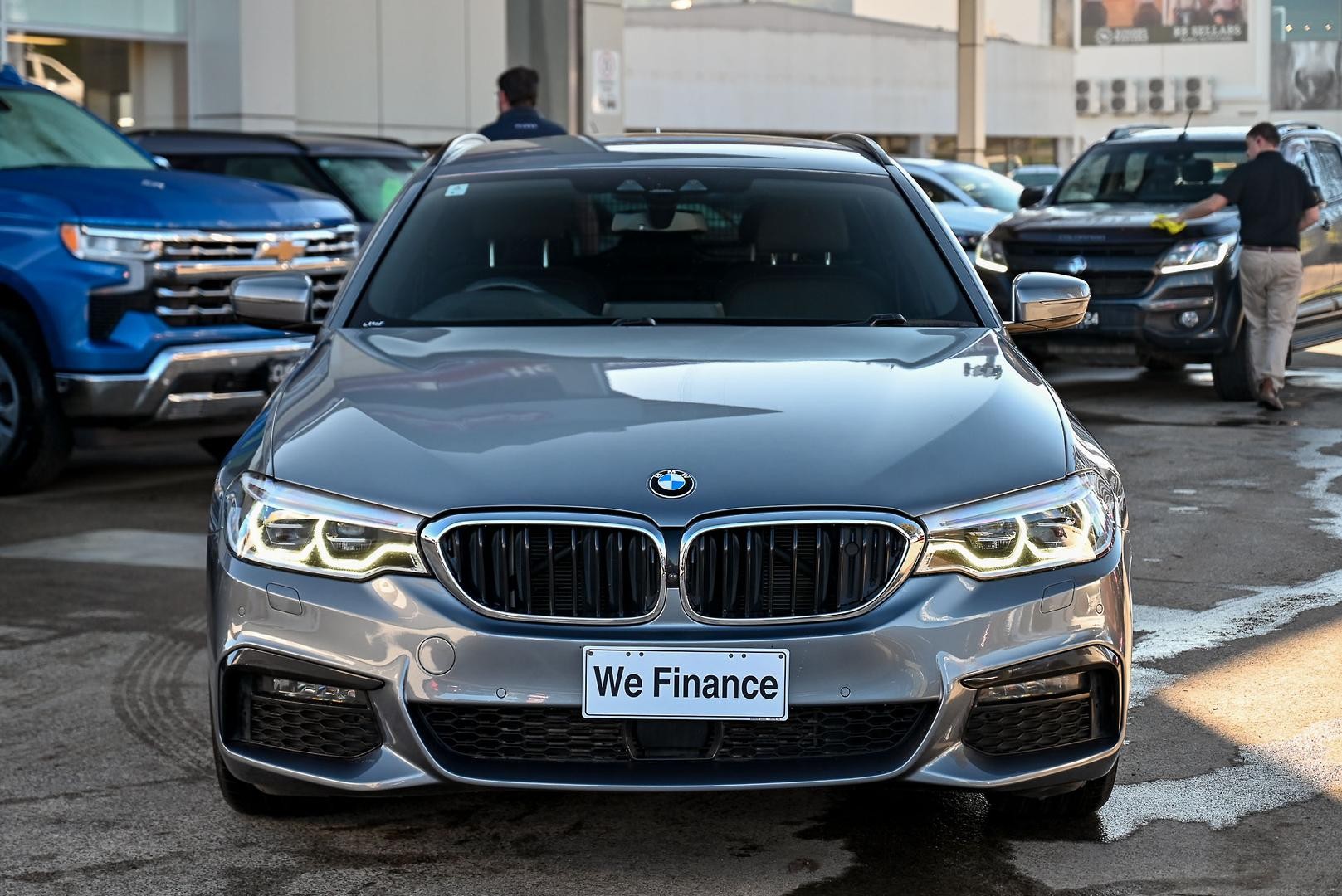 BMW 5 Series image 2