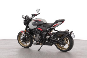 https://dvg-vehicle-assets.s3.amazonaws.com/TRID800GREY/37ub64n2dhbg6su2f1ldjz19p.jpg