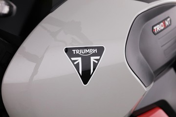 https://dvg-vehicle-assets.s3.amazonaws.com/TRID800GREY/bkwyrj6c0a5q1qtucc0x88wtg.jpg