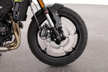 https://dvg-vehicle-assets.s3.amazonaws.com/TRIDENTGREY/7nrz304wbwlme3o0tyfcpngez.jpg