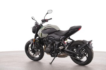 https://dvg-vehicle-assets.s3.amazonaws.com/TRIDENTGREY/8ek70mwyfgw8m7hci98rd04na.jpg