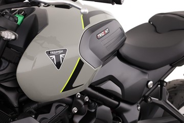 https://dvg-vehicle-assets.s3.amazonaws.com/TRIDENTGREY/amlz5bus3wk6zeq2z03cx46gj.jpg