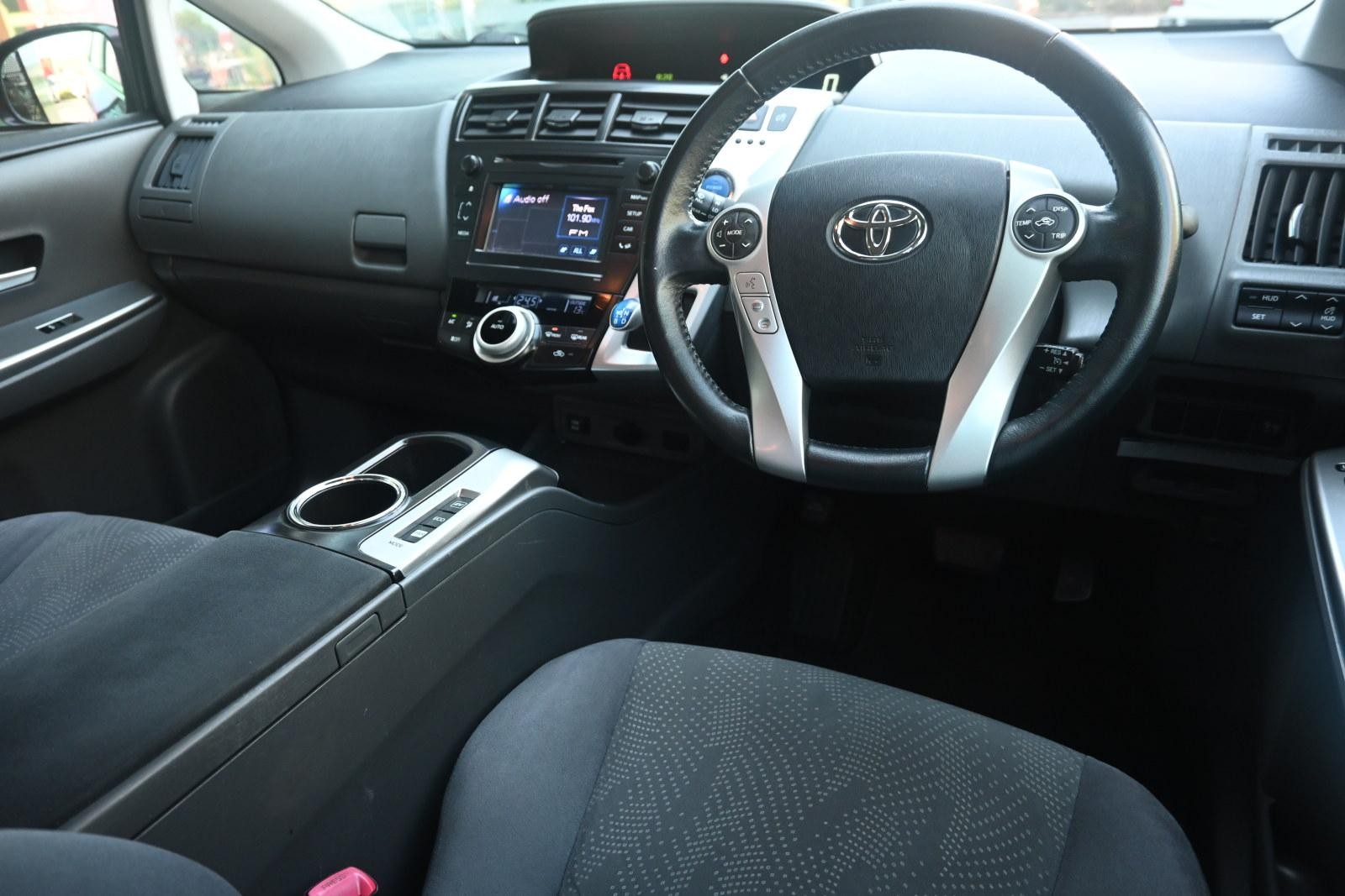 Toyota Prius V image 3