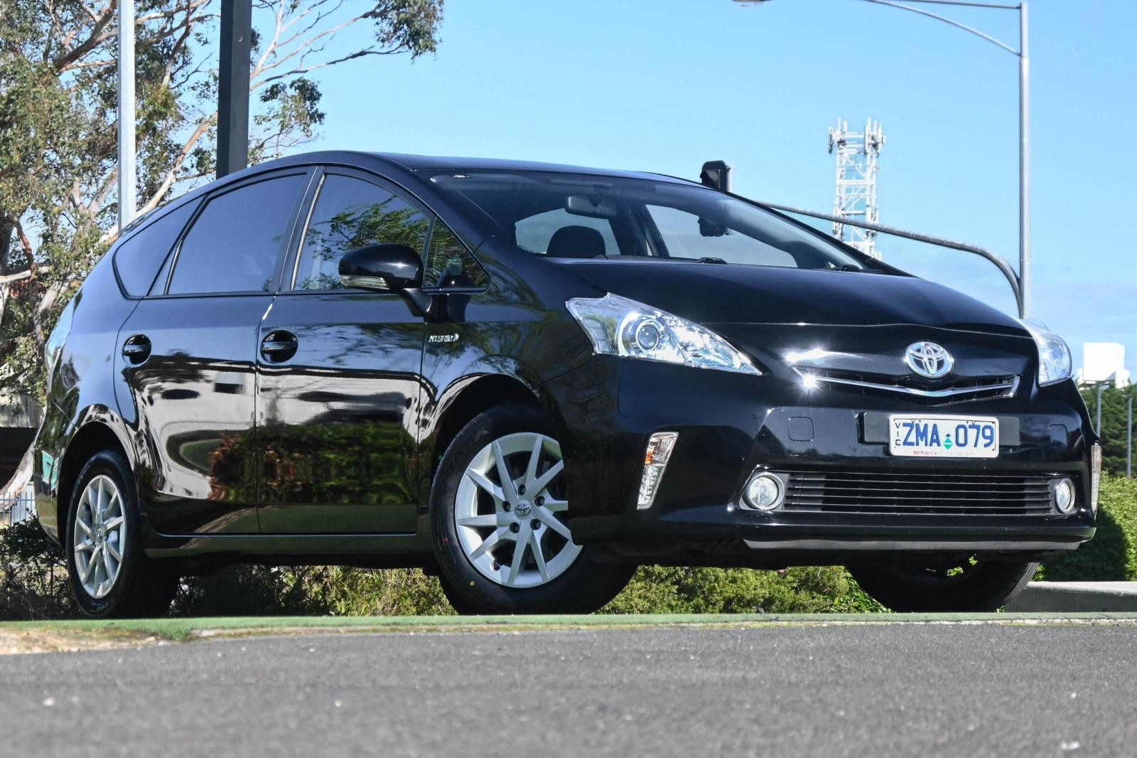 Toyota Prius V image 1