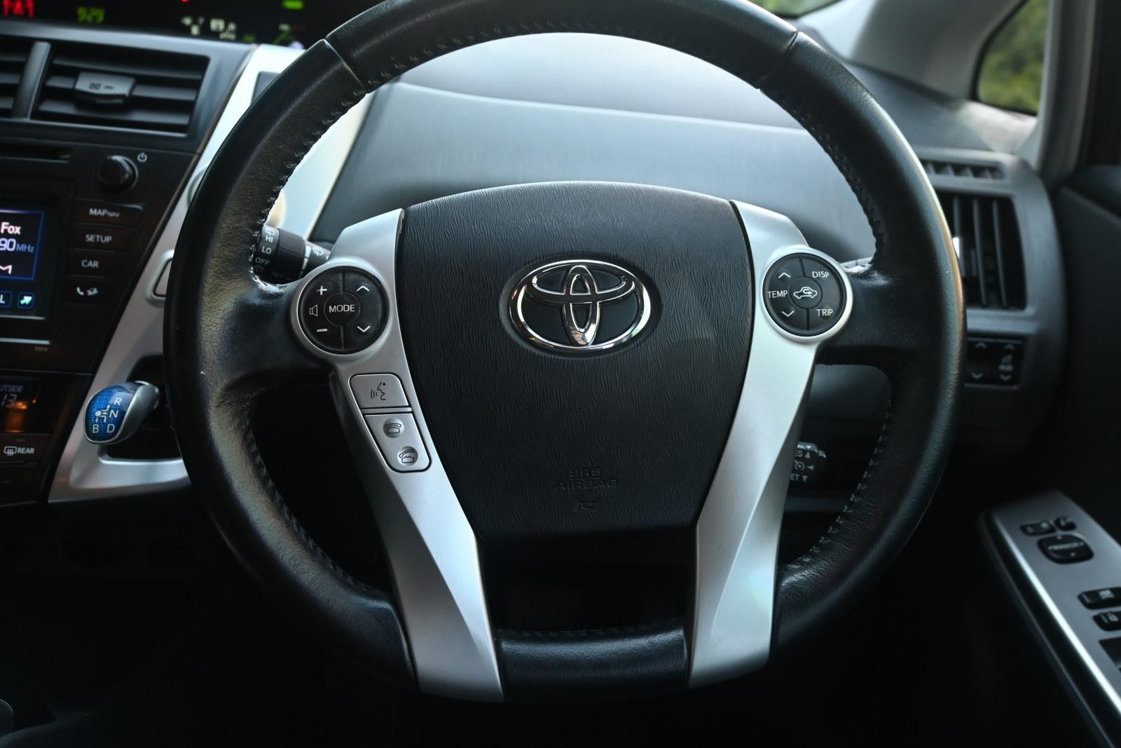 Toyota Prius V image 4