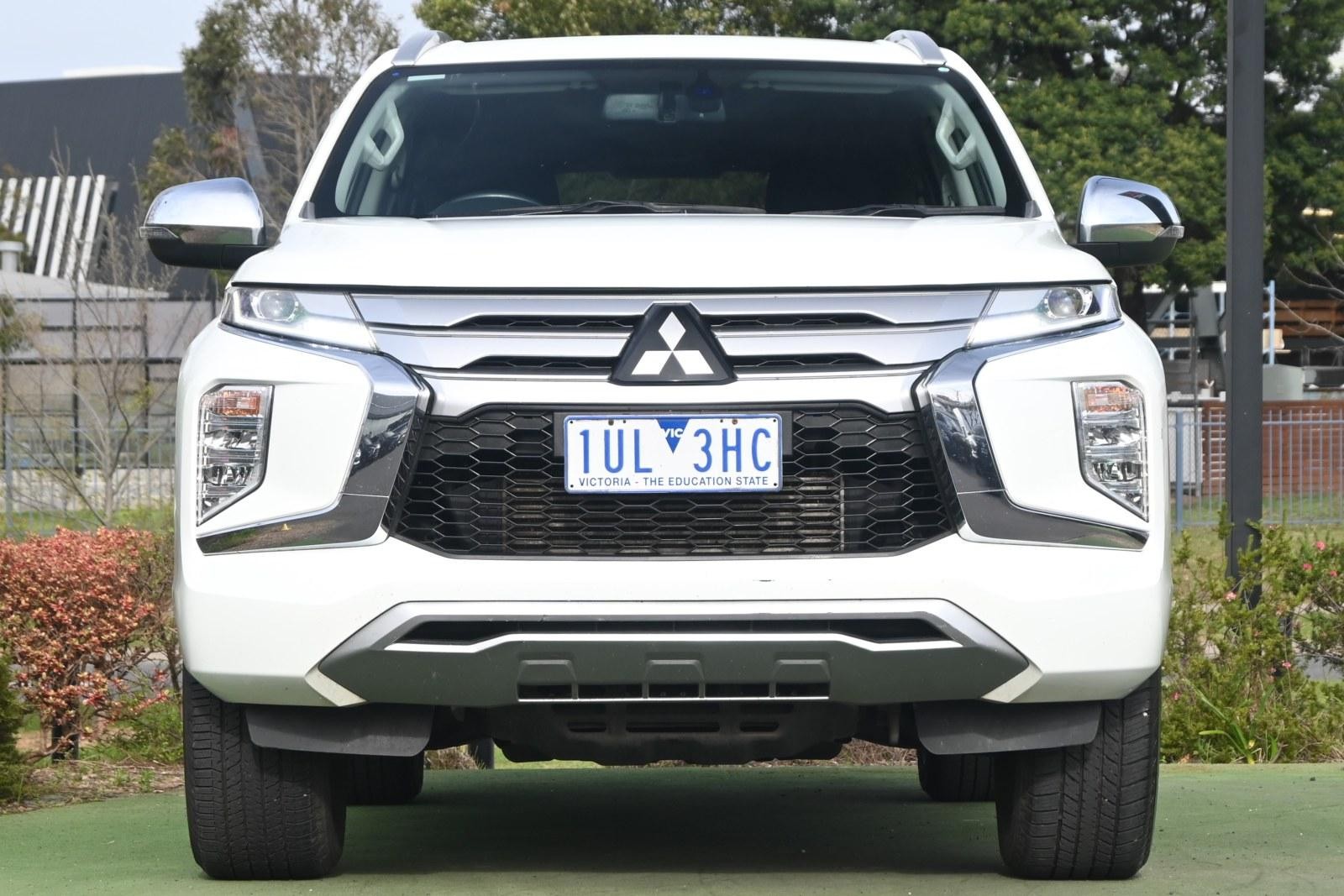 Mitsubishi Pajero Sport image 2