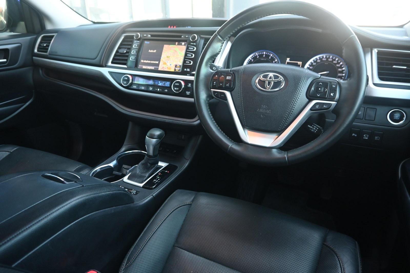 Toyota Kluger image 3